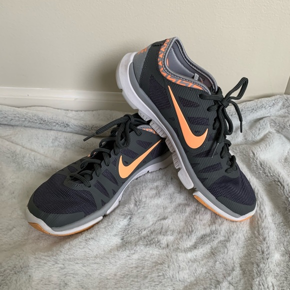 nike training flex trainers in grey with peach swoosh